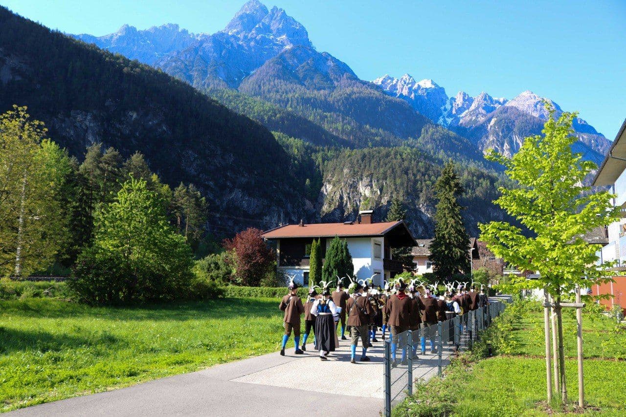 Marsch mit Bergpanorama