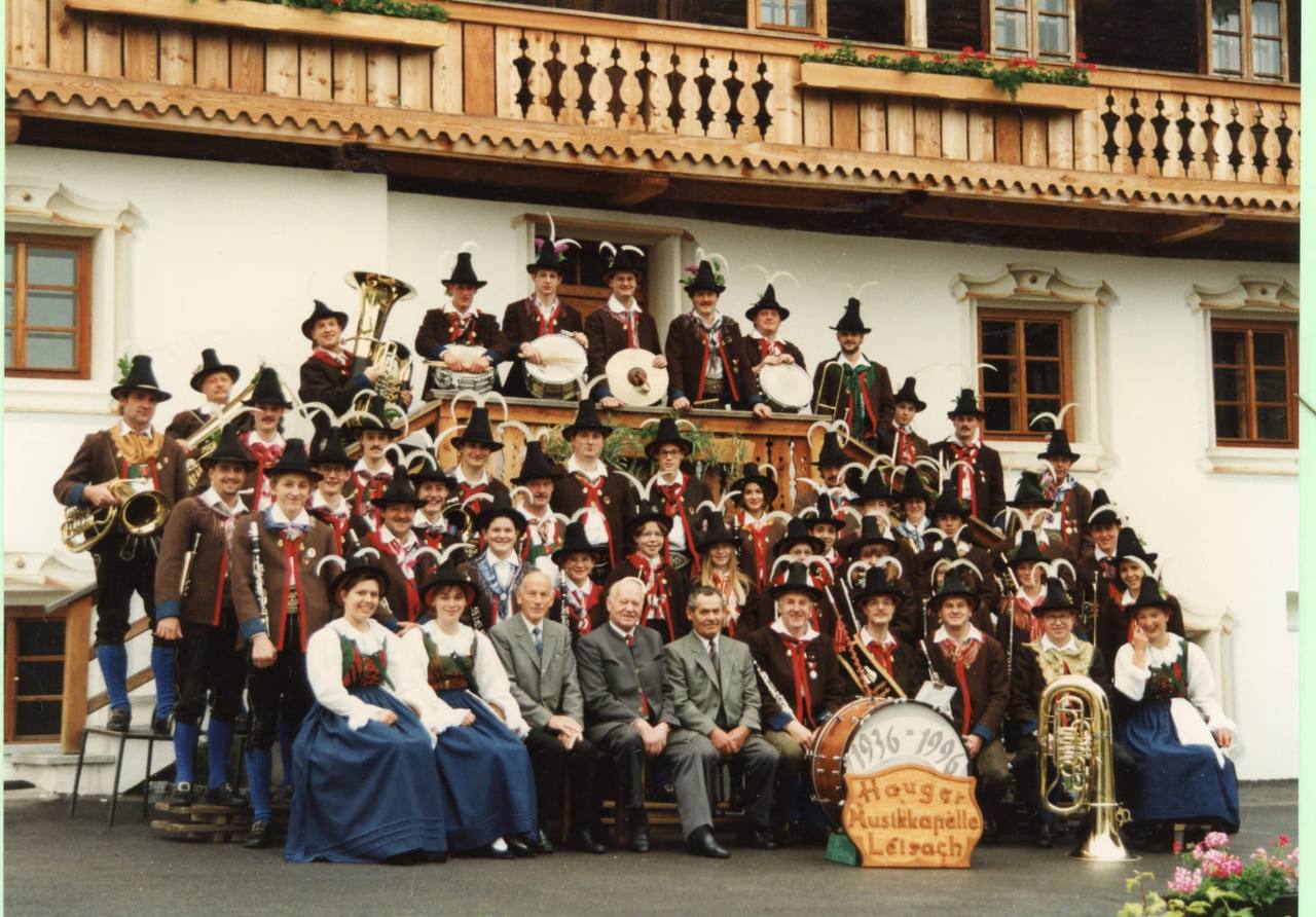 Gruppenfoto vor dem Rasner Hof mit dem traditionellen Holzschild