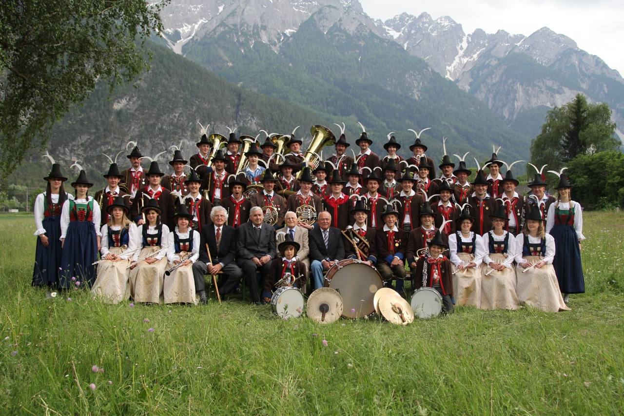 Gruppenfoto zum 75-jährigen Bestehen vor dem Spitzkofel